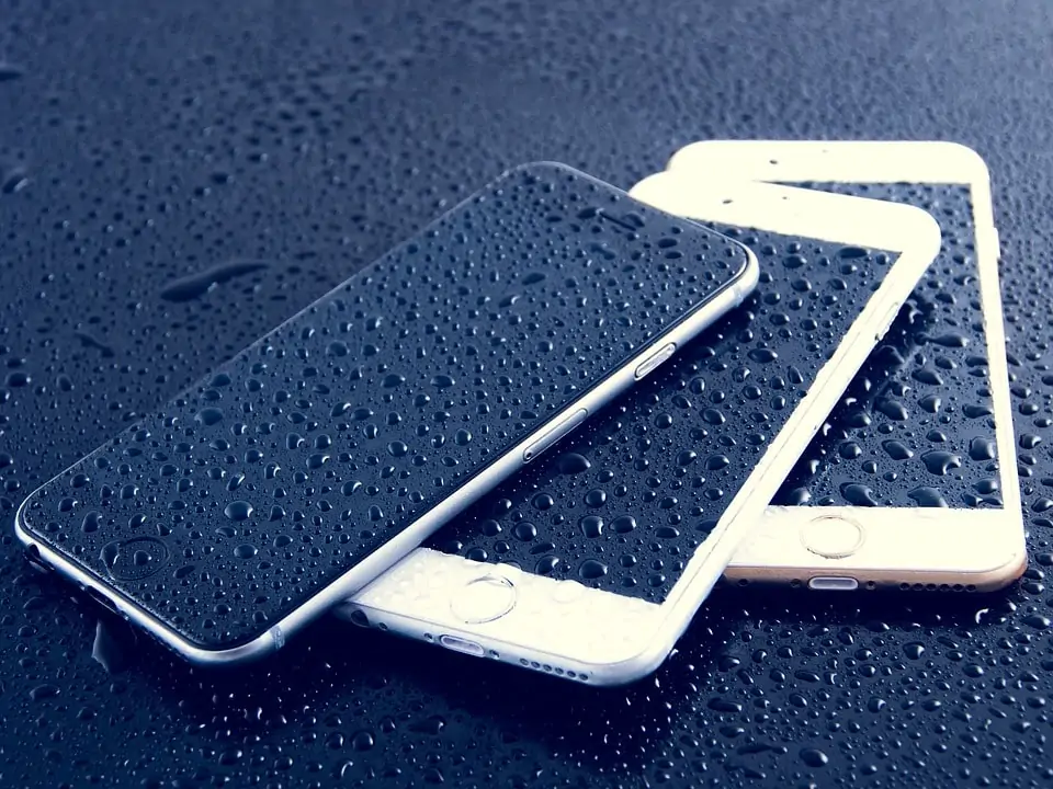 IPhone húmedo que causa pantalla negra