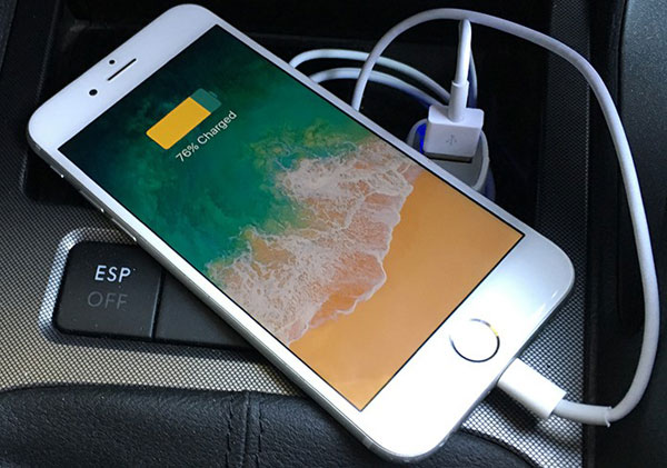 Cargar iPhone con cargador de coche
