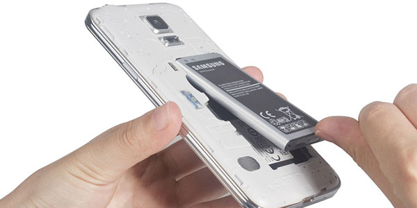 Retire la batería para arreglar el teléfono Galaxy no se carga
